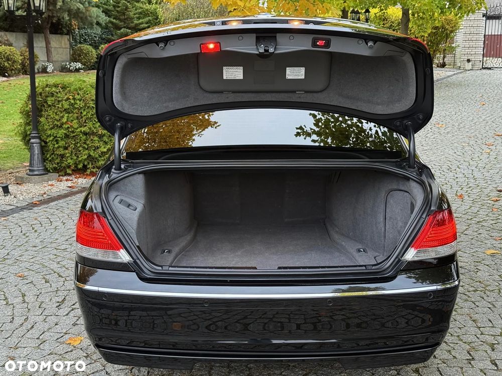 BMW Seria 7 750i L - 8