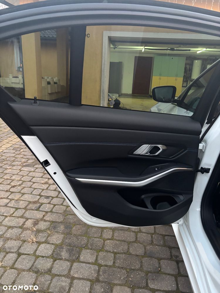BMW Seria 3 330i xDrive - 27