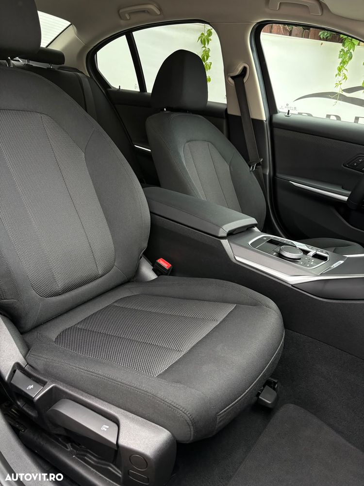 BMW Seria 3 318i Aut. Sport Line - 31