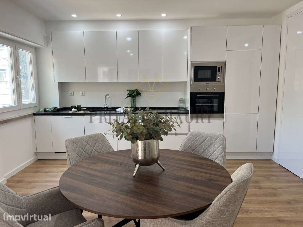 Apartamento T3 renovado com suíte 3 WCs e varanda em Benfica - Grande imagem: 4/25