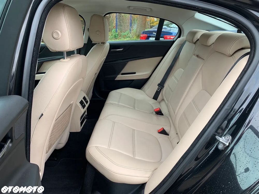 Jaguar XE 2.0 D Prestige - 12