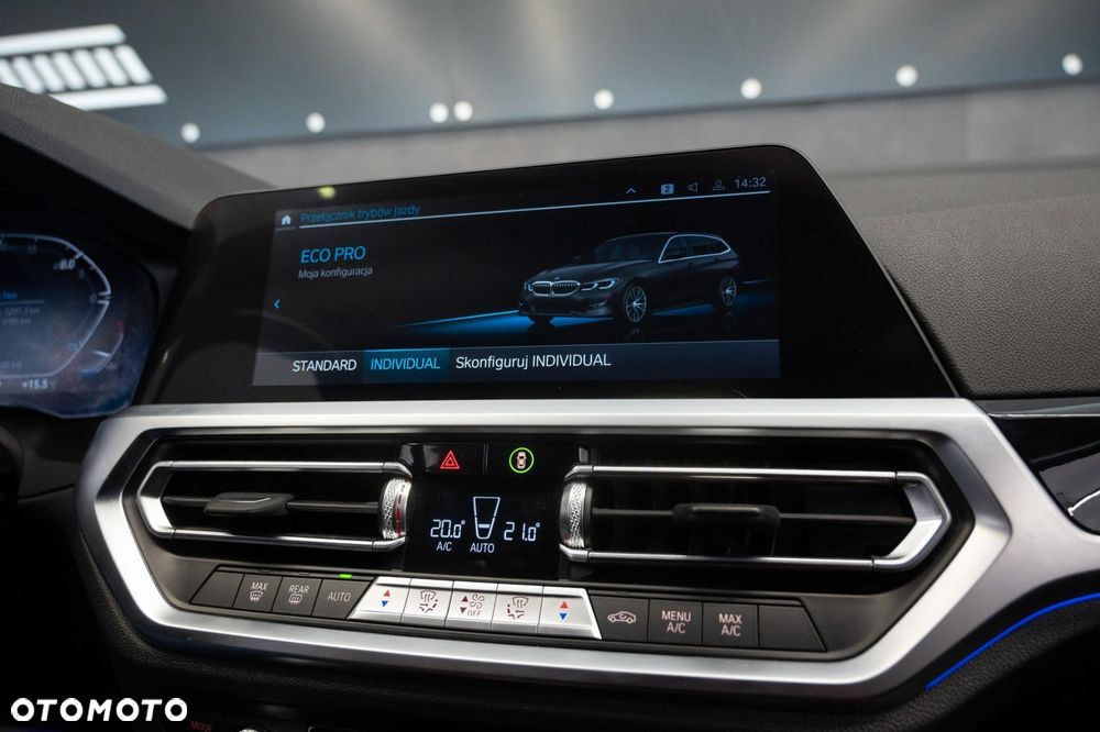 BMW Seria 3 320i Sport Line - 30