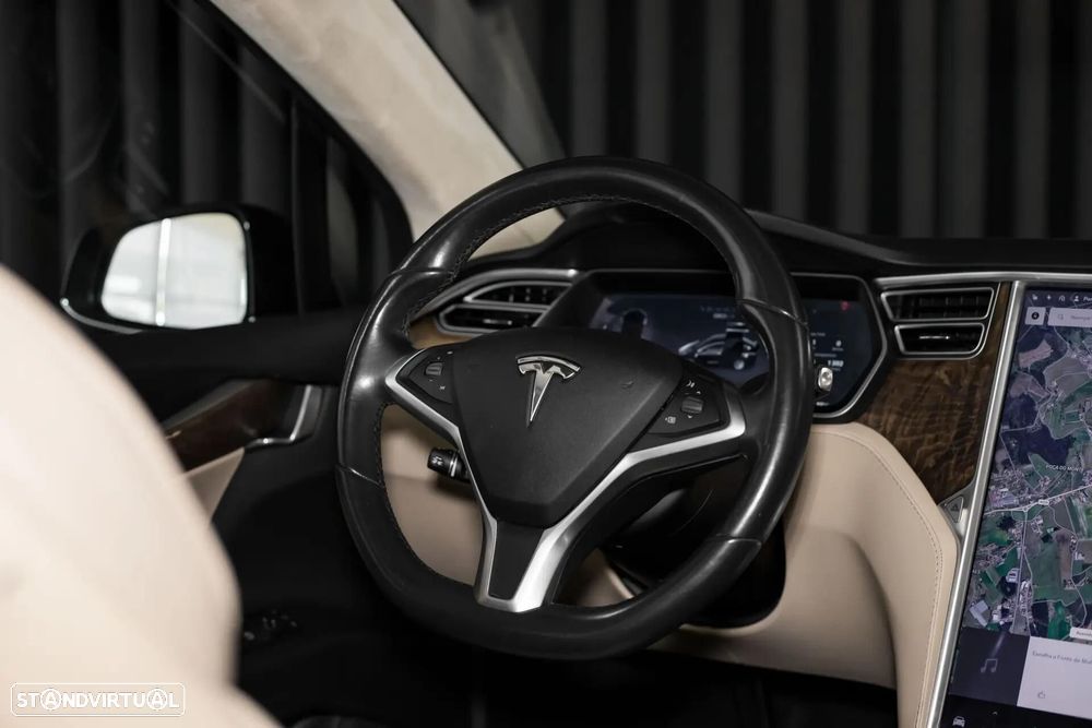 Tesla Model X 90D - 15