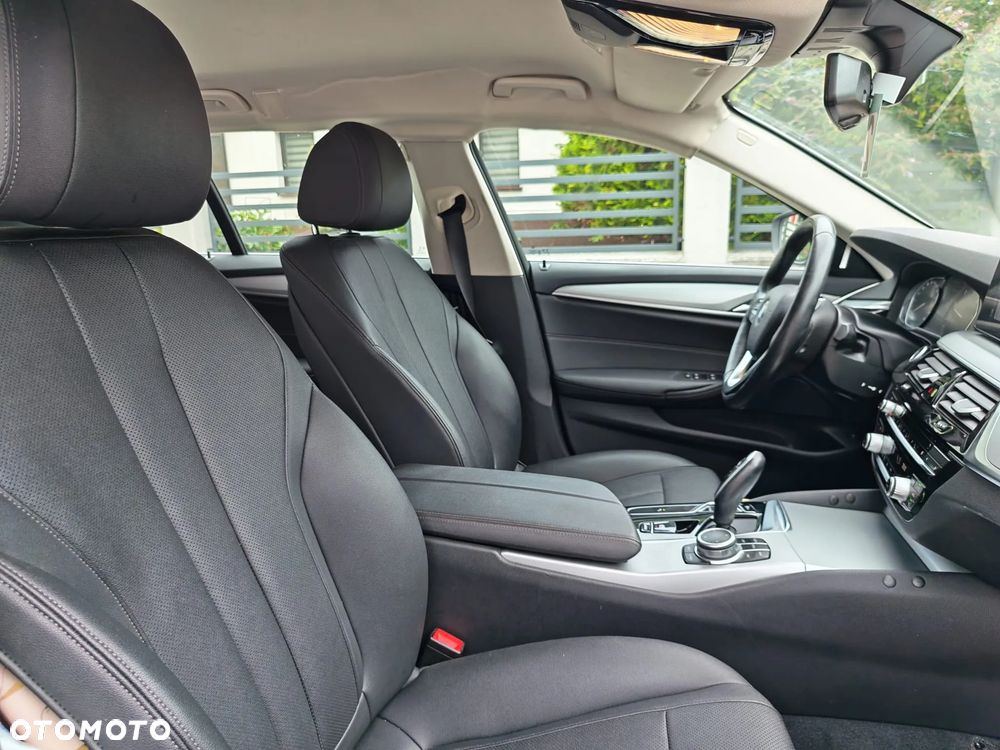 BMW Seria 5 530d xDrive mHEV - 11