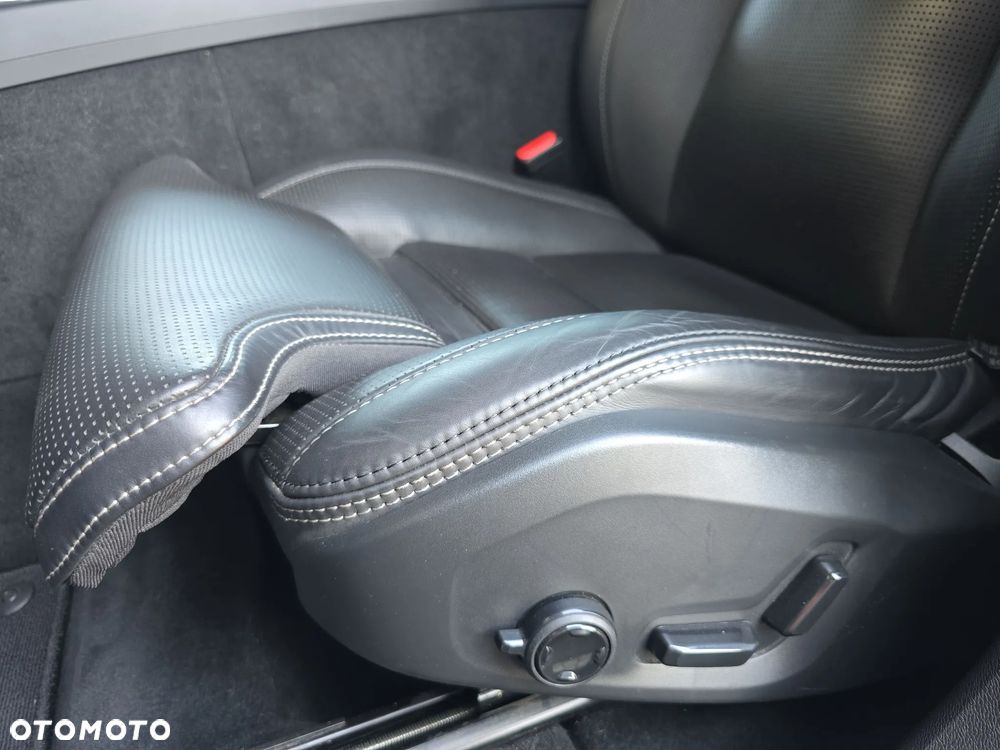 Volvo XC 60 B4 D AWD Plus Dark - 24