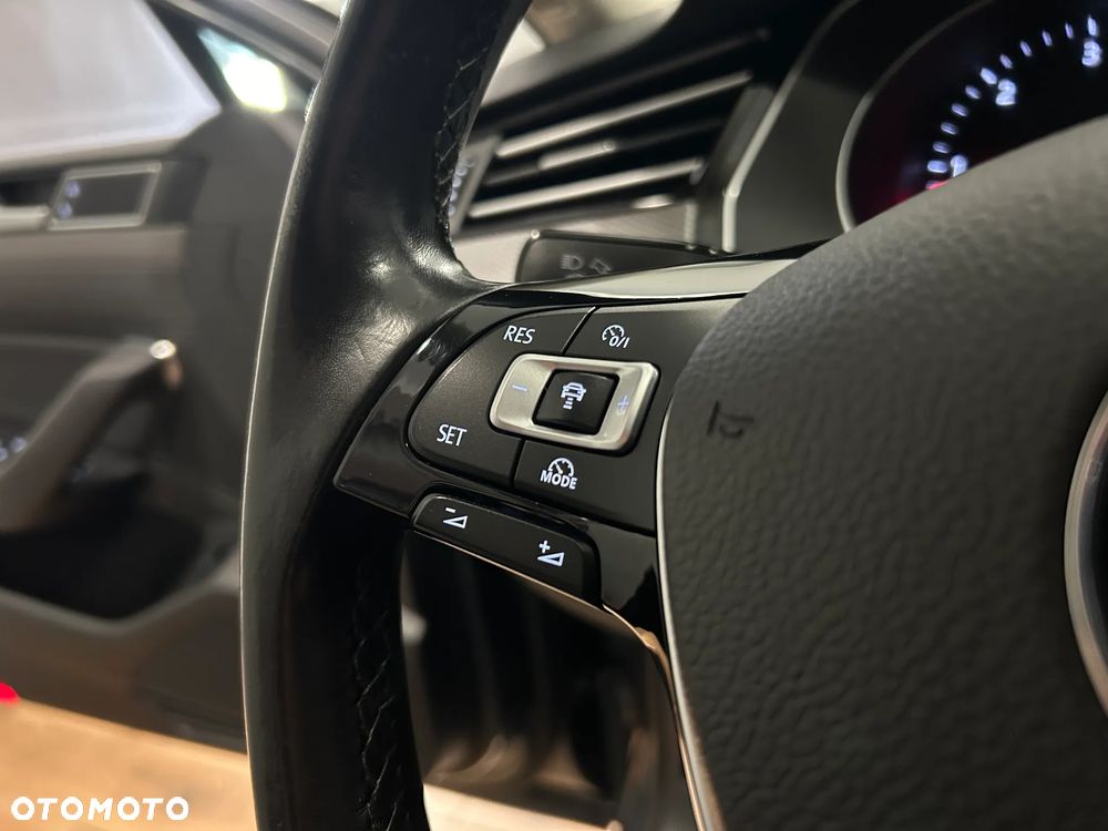 Volkswagen Passat - 30