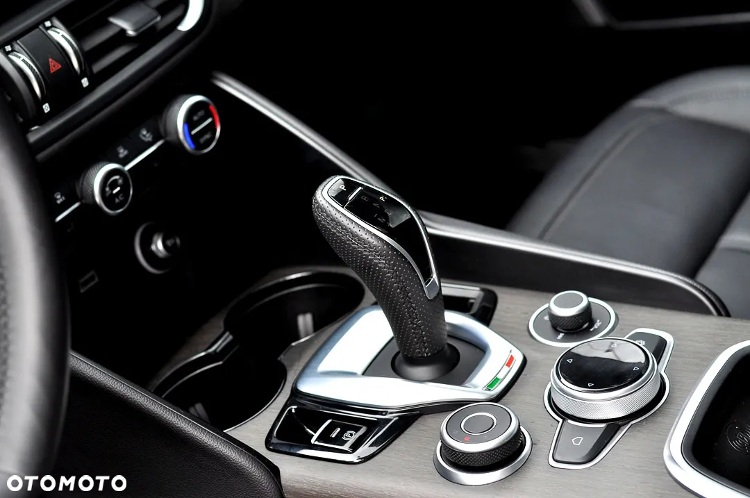 Alfa Romeo Giulia 2.0 Turbo 16V AT8-Q4 Ti - 17