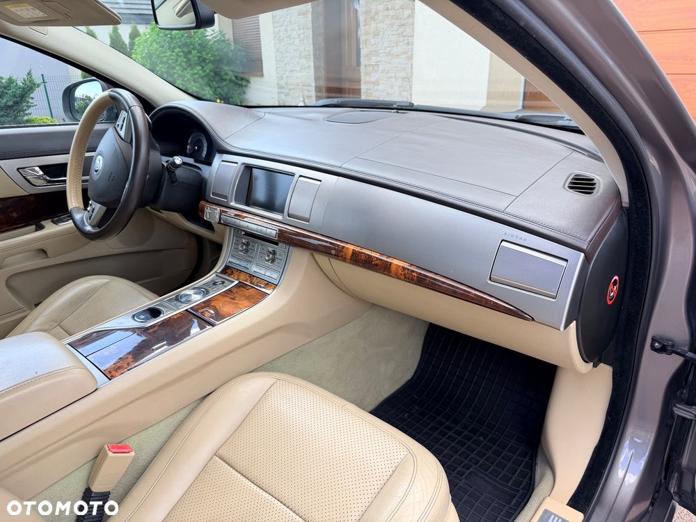 Jaguar XF 2.7 V6 Premium Luxury - 28