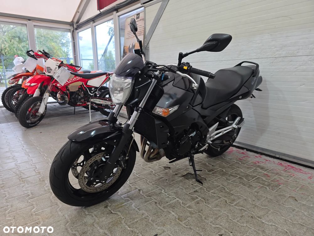 Suzuki GSR - 14