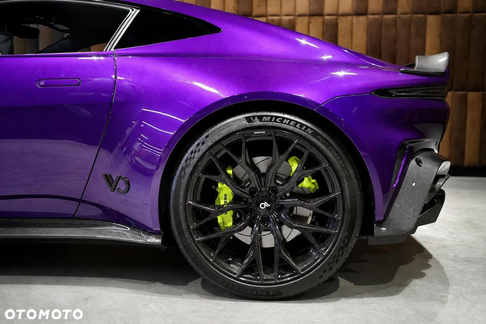 Aston Martin Vantage - 7