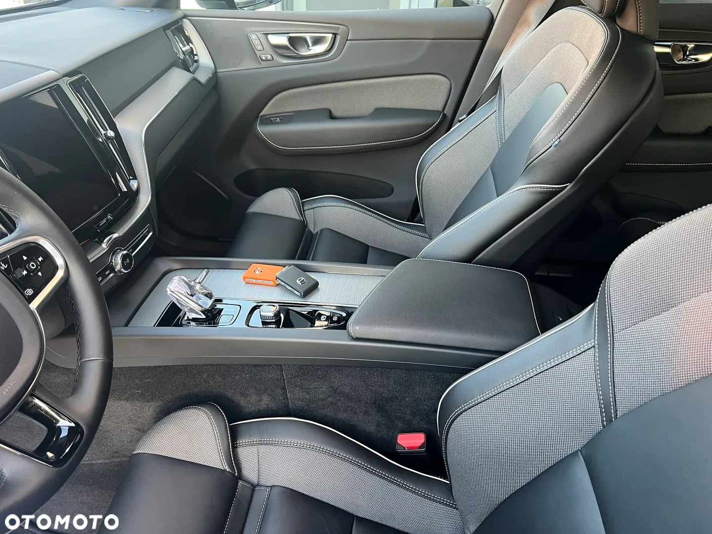 Volvo XC 60 B4 B Plus Dark - 16