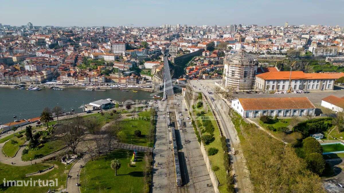 Garagem / Armazém Independente com 256m² na Avenida da República - Grande imagem: 2/22