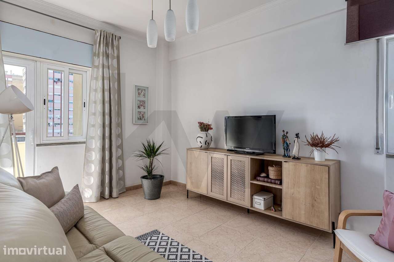 Apartamento T2 com 2 varandas no centro da Amora, Seixal - Grande imagem: 2/21