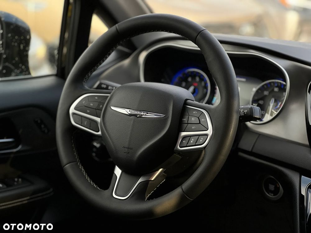 Chrysler Pacifica - 28