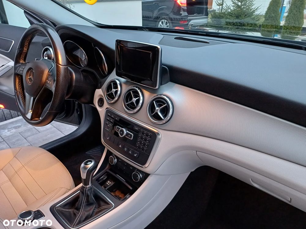 Mercedes-Benz GLA 200 - 11