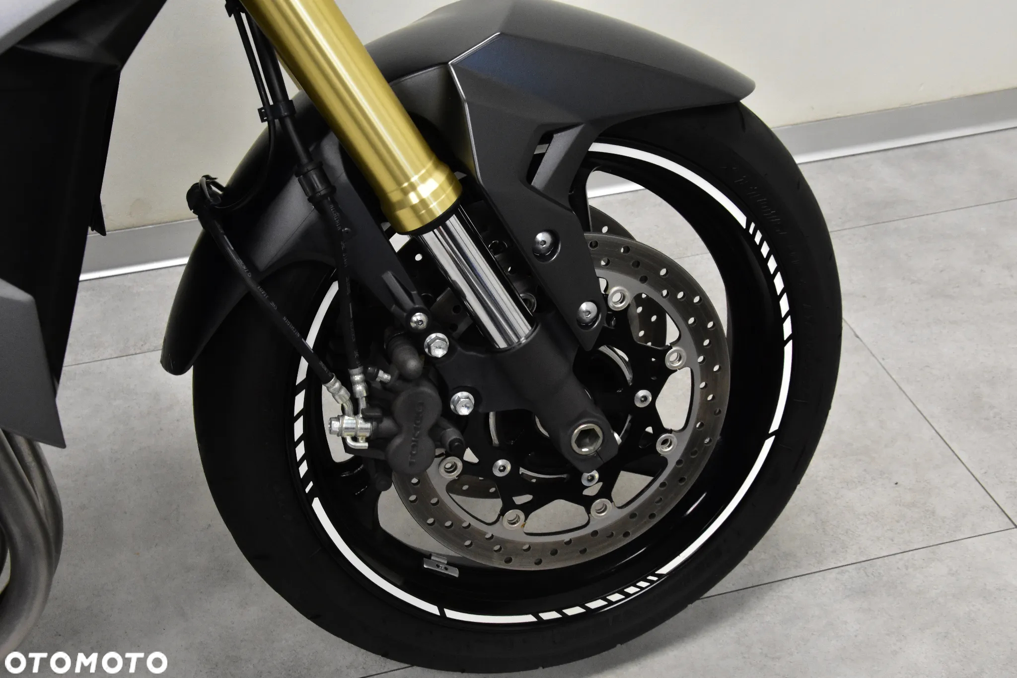 Suzuki GSR - 27