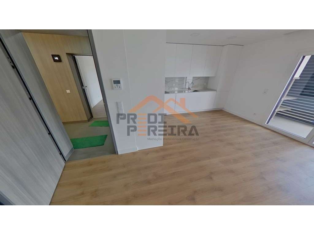 Apartamento T3, localizado em Santo António dos Cavaleiros. - Grande imagem: 3/30