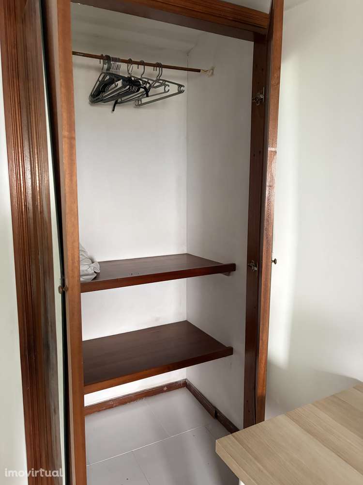 Quarto individual com cama de casal - Grande imagem: 4/5