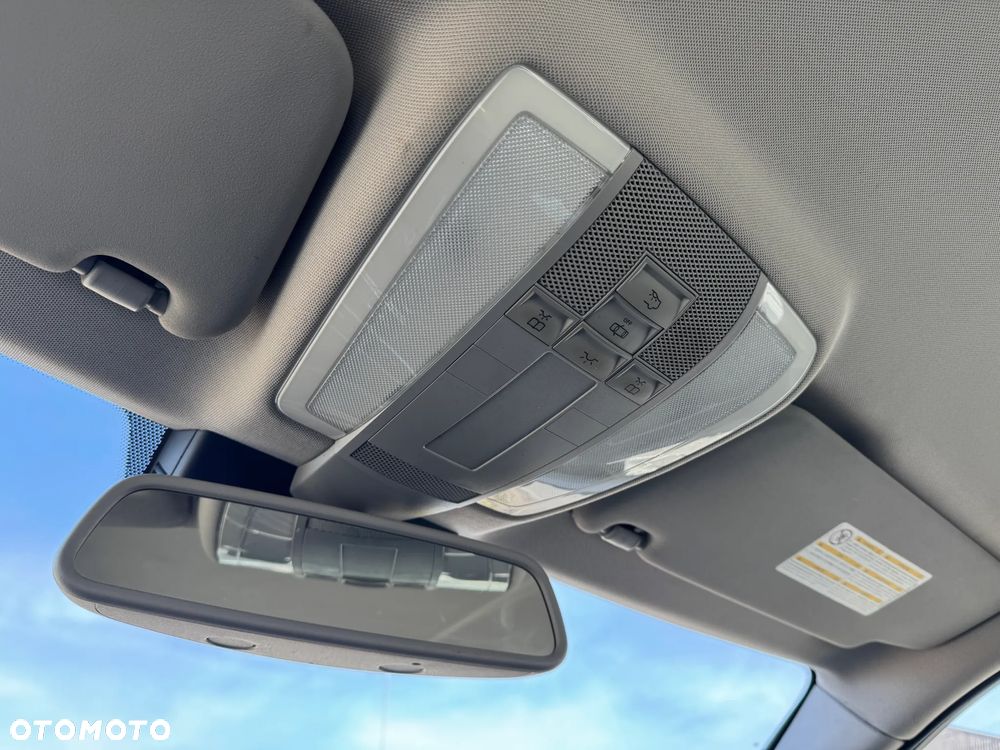 Mercedes-Benz Klasa C 180 BlueEFFICIENCY Elegance - 24