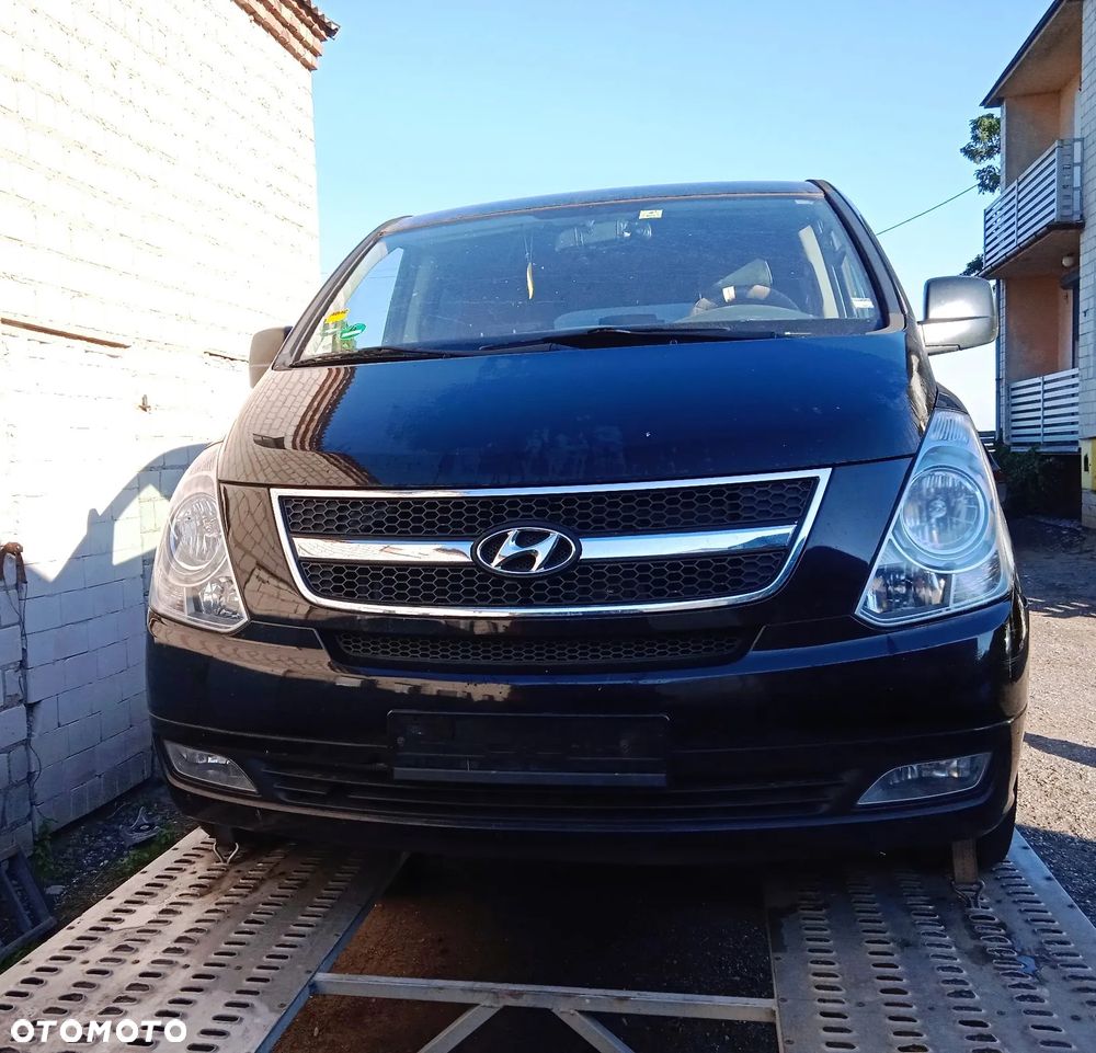 Na części Hyundai H1 II Wagon 2.5 CRDI 2010 lakier NBA silnik D4CBA skrzynia biegów GZ04 maska klapa drzwi przesuwne zderzak lampa błotnik fotel kanapa 7 miejsc szyba - 2