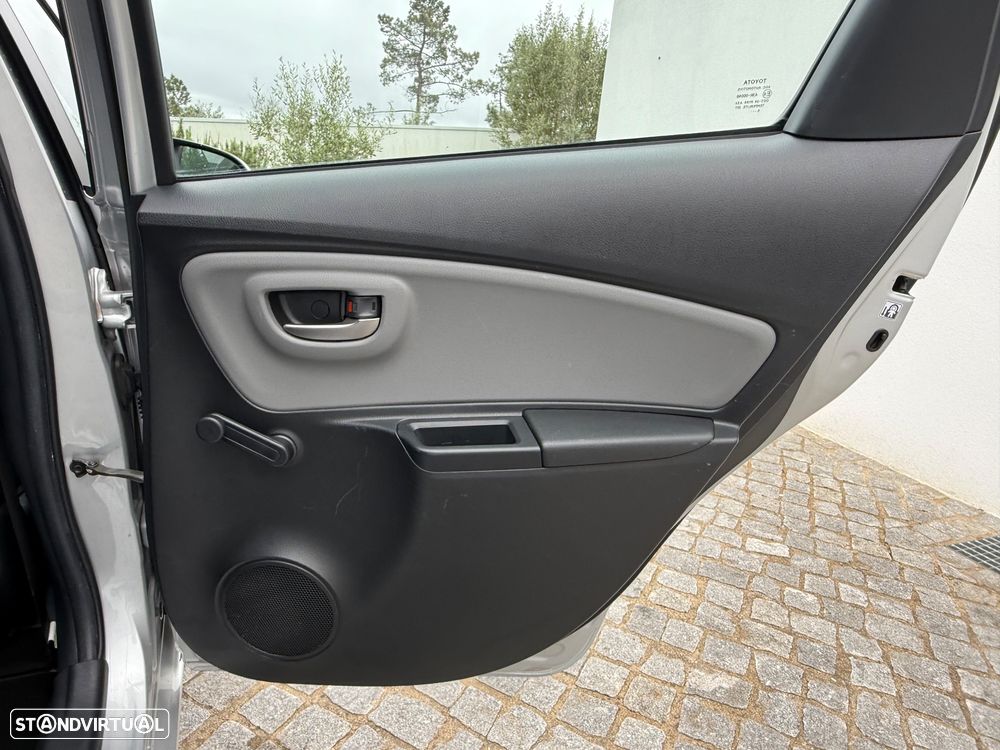 Toyota Yaris 1.0 VVT-i Comfort c/ Design-Pack - 27