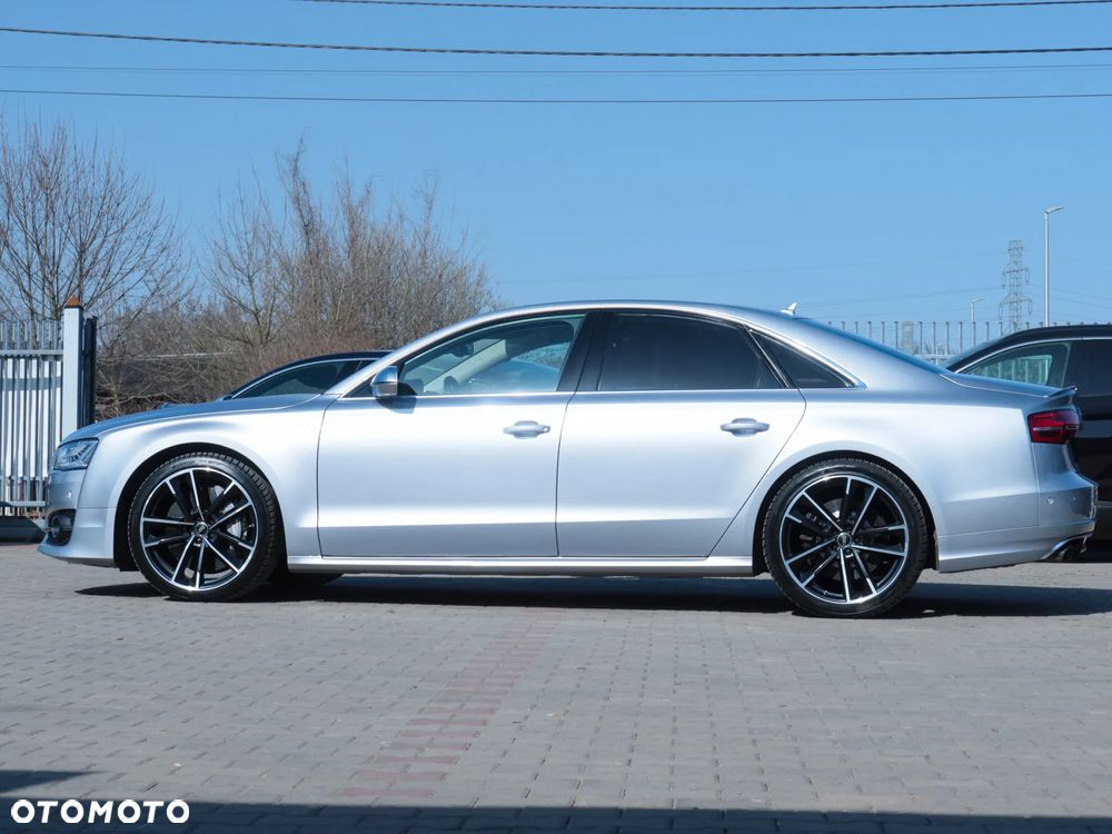 Audi S8 Plus - 32