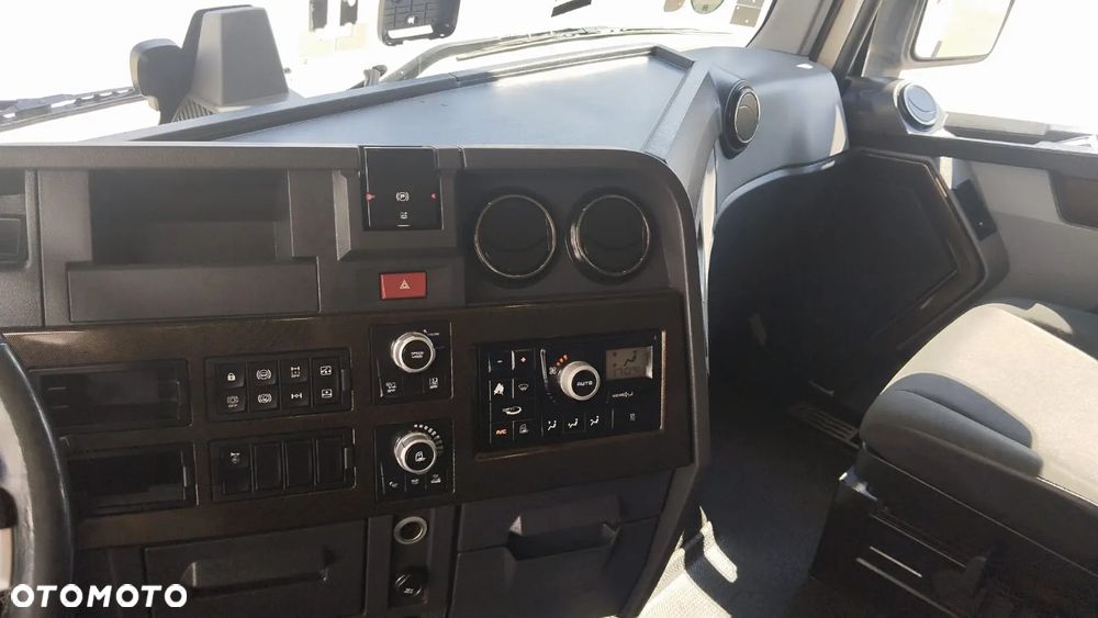 Renault T 480 - 13