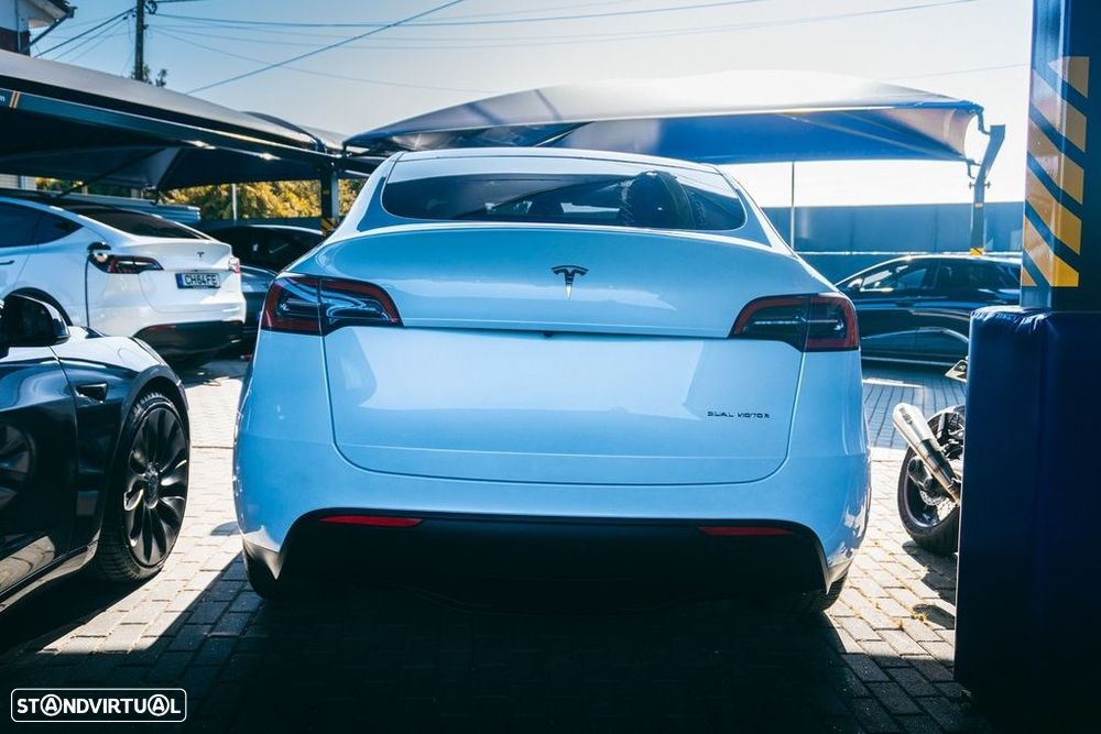 Tesla Model Y - 12