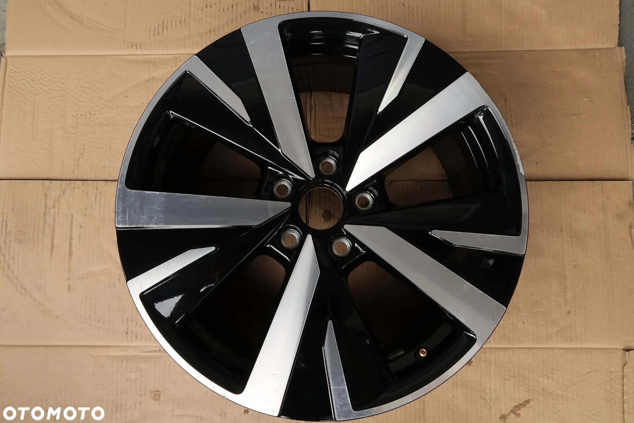 C4/C5/C6 FELGA VW 5H0601025AQ 7,5X18ET51 - 3