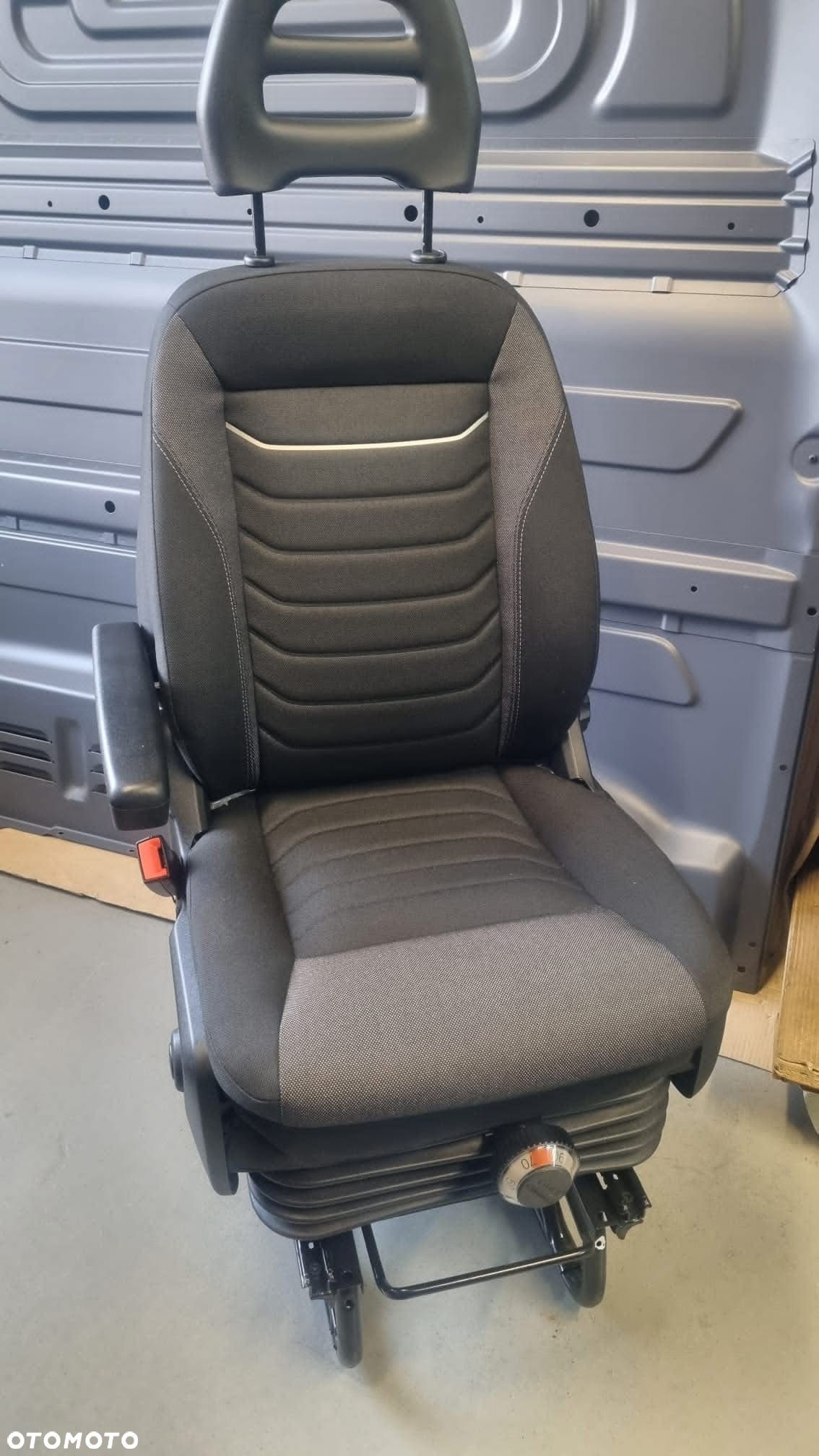 Fotel kierowcy pneumatyczny pneumat lewy nowy Iveco Daily 22- Hi-adaptive - 1