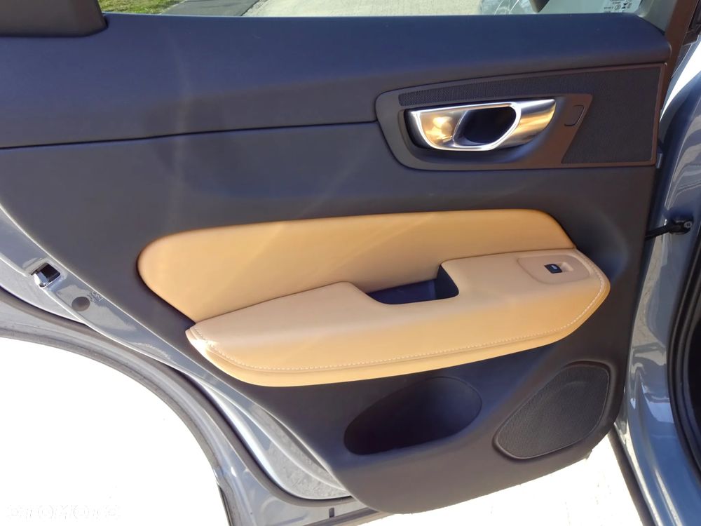 Volvo XC 60 T8 Plug-In Hybrid AWD Ultra Dark - 33