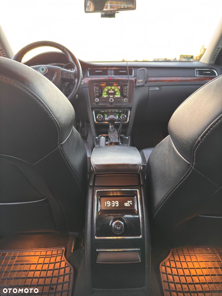 Skoda Superb 2.0 TDI DSG Elegance - 23