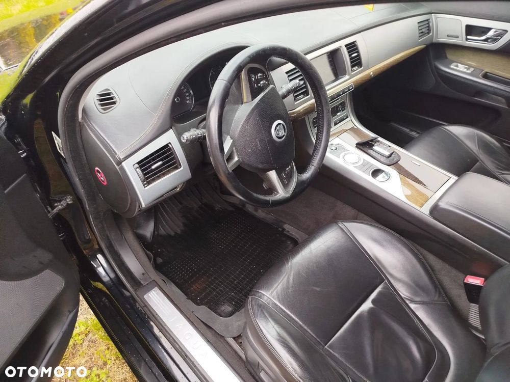 Jaguar XF 2.2 D Luxury - 11