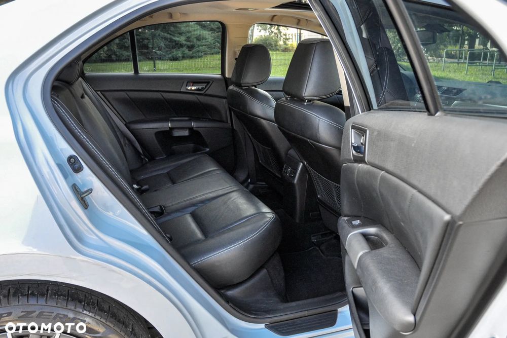 Suzuki Kizashi 2.4 Sport 4WD CVT - 12