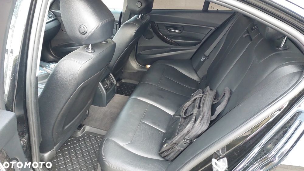BMW Seria 3 328i xDrive Sport-Aut Luxury Line - 24