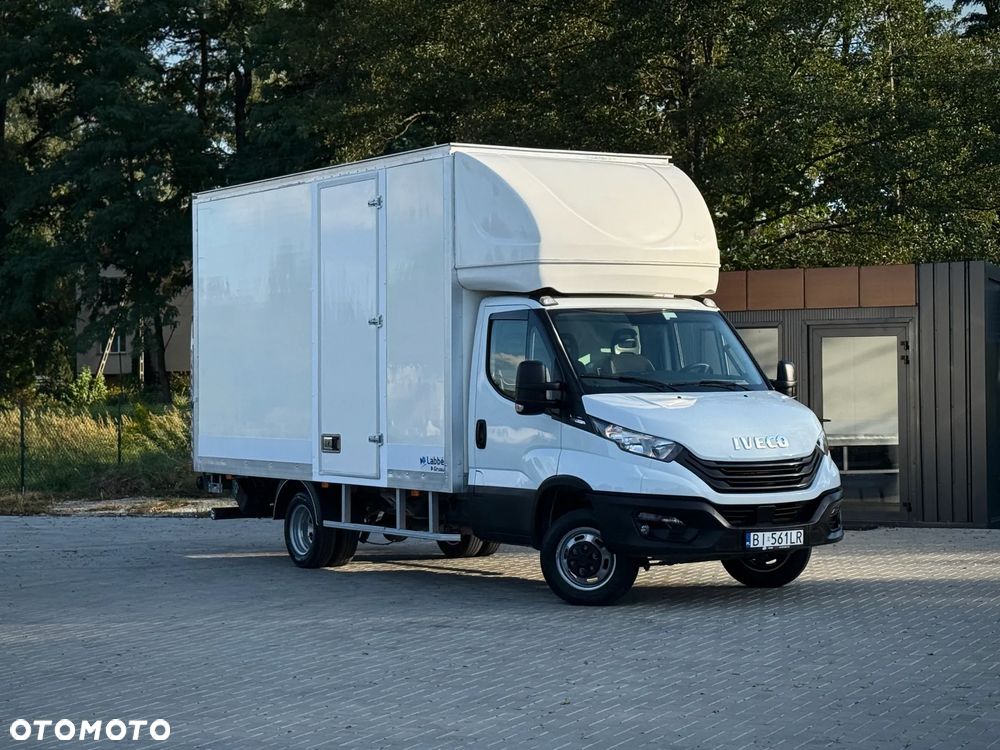 Iveco Daily 35C18 3.0 HPI 180KM / 2023 Rok Produkcji / Kontener 4,7m + Winda 750KG / 93.090KM PRZEBIEG / Automat Hi-Matic / ZAREJESTROWANY W PL