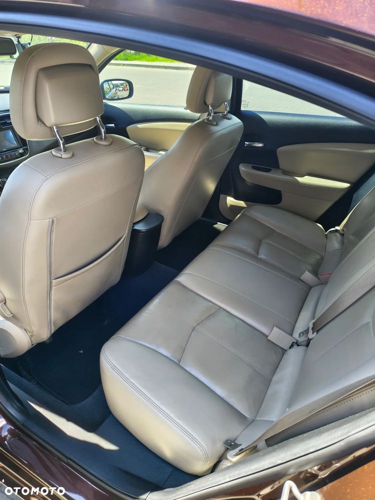 Chrysler 200 - 8