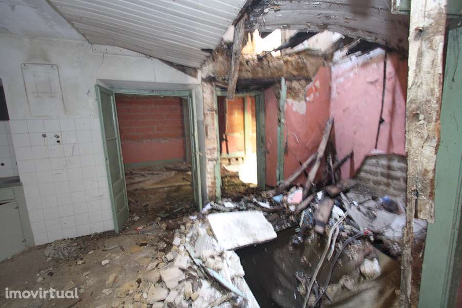 Prédio para recuperar, 3 pisos, cave e pequeno logradouro, C da Rainha - Grande imagem: 5/18
