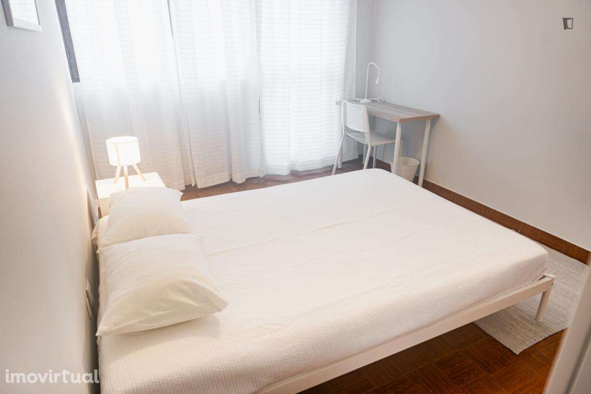Quarto - localizado em Santa Marinha Porto - Grande imagem: 4/16