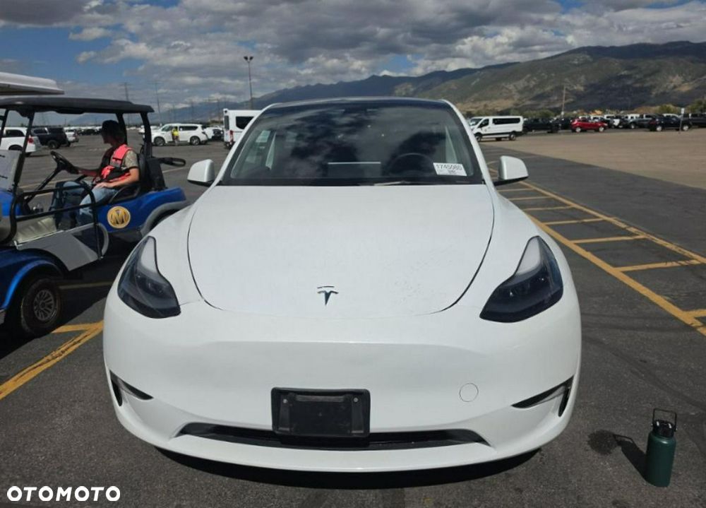 Tesla Model Y 2023 photo 2