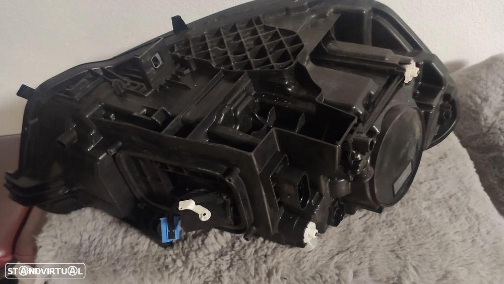 Farol esquerdo led Multibeam CLA W118 - A1189068900 - 8