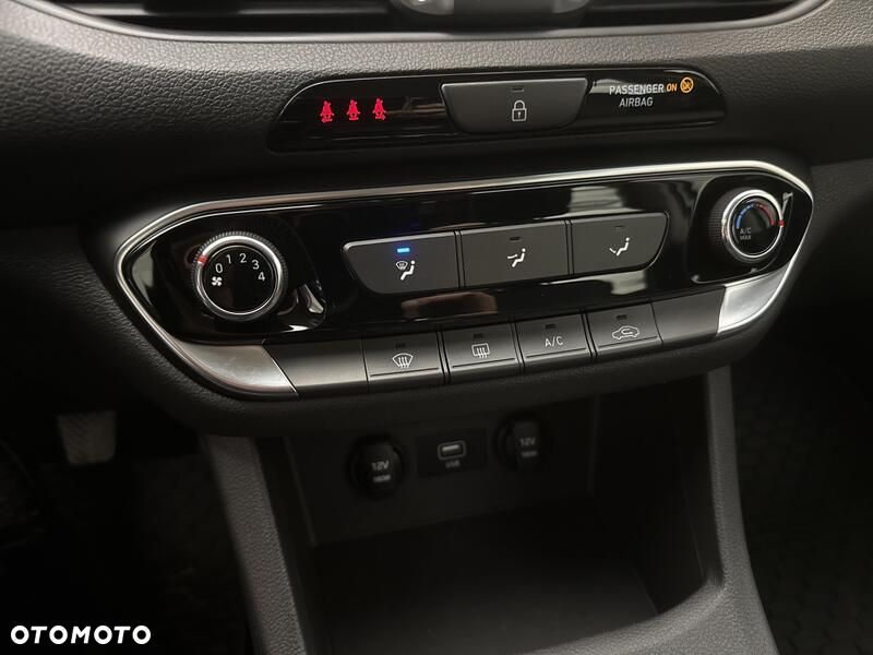 Hyundai i30 1.5 DPI Classic + - 16