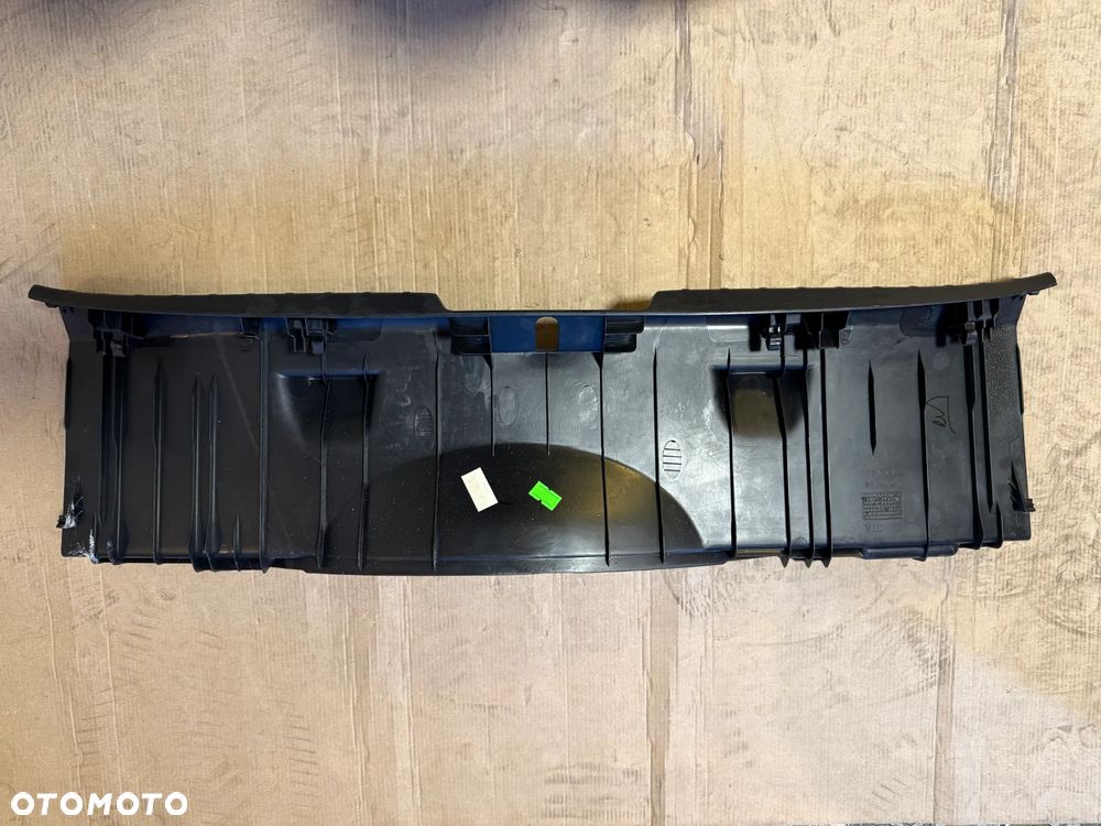 Listwa boczek bagażnika 58387-0D090 Toyota Yaris III 2019r 1.5 hybryda OE - 2