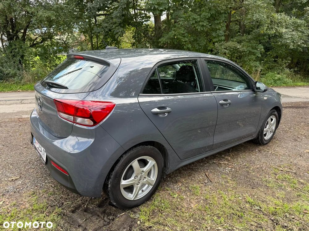 Kia Rio 1.2 L - 6