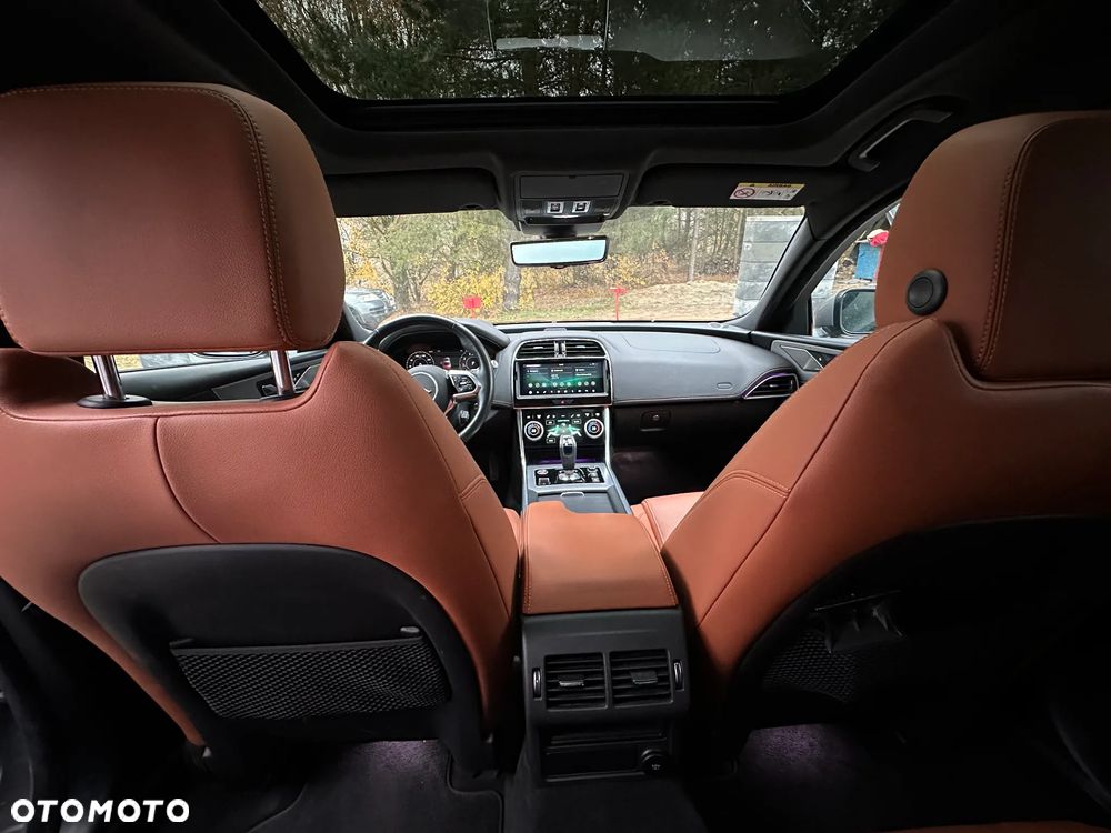 Jaguar XE 2.0 P250 R-Dynamic Black - 11