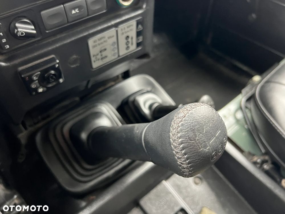 Land Rover Defender - 16