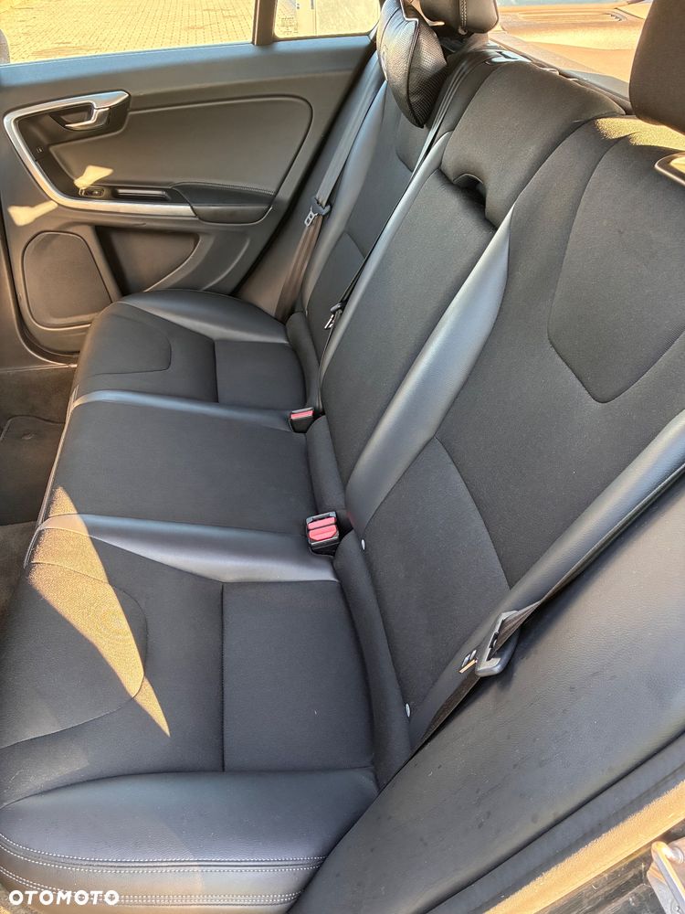 Volvo V60 D3 Momentum - 25