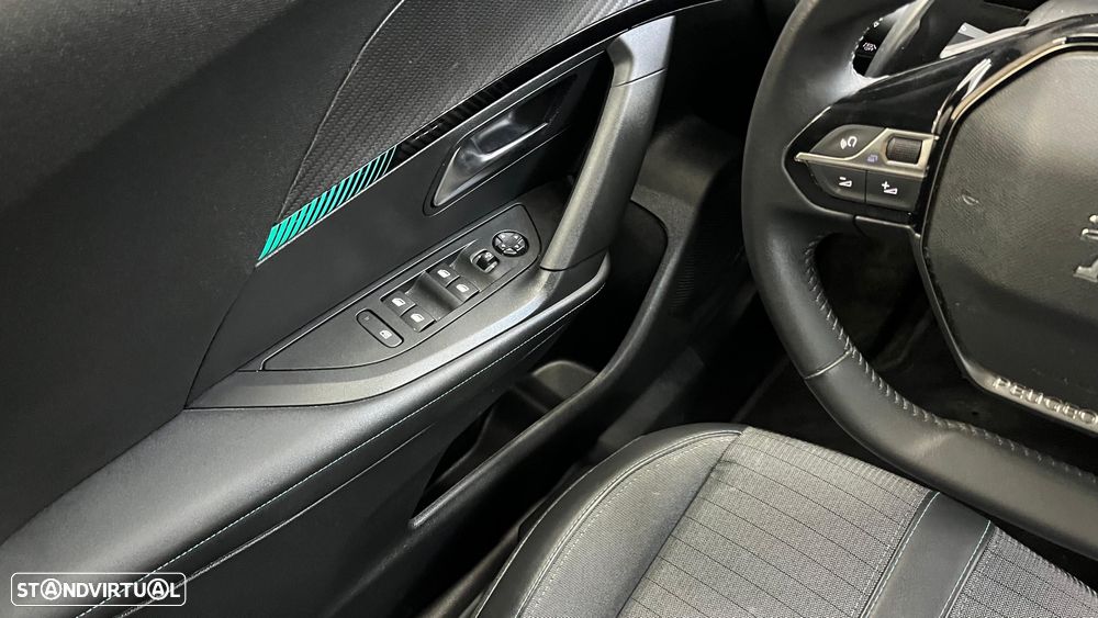 Peugeot 2008 1.2 PureTech Allure Pack EAT8 - 26