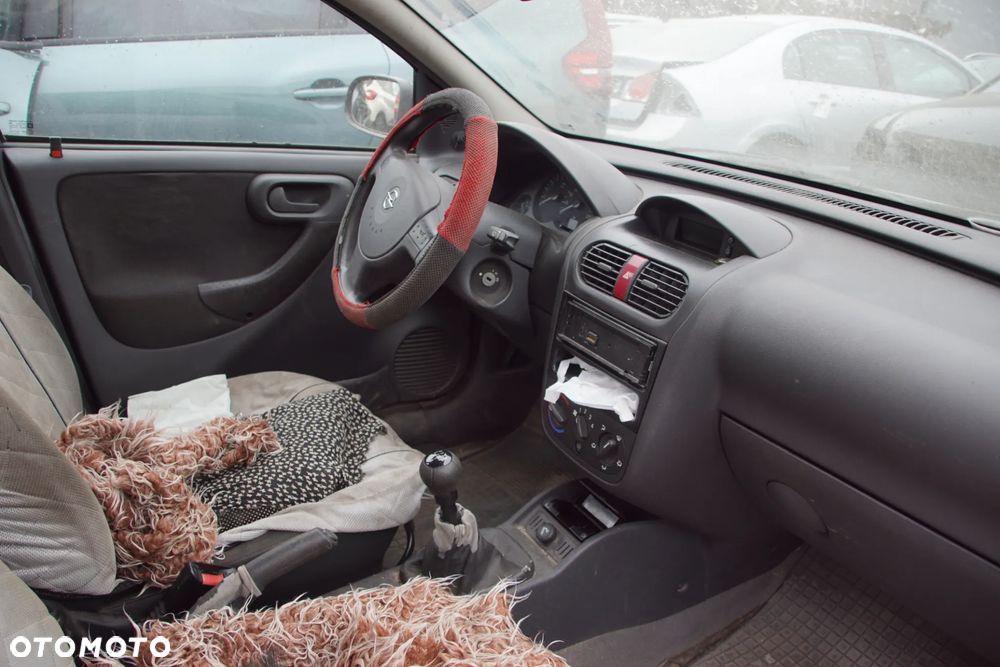Auto na części - Opel Corsa C Lift 1.2 80 KM Z12XEP F13 4OU 2004R Silnik Skrzynia Drzwi Maska Błotnik Klapa Zderzak Lusterko Lampa Klamka Szyba Deska Kokpit Sterownik Moduł Czujnik Licznik Panel Wyświetlacz Kierownica - 15