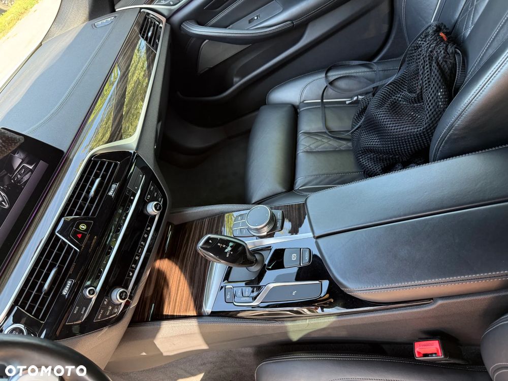 BMW Seria 5 M550i xDrive - 25